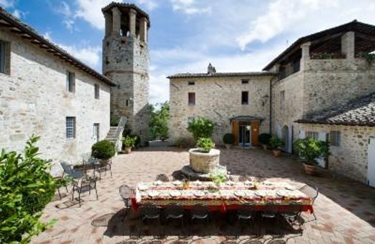 villa courtyard with outdoor table in Italy