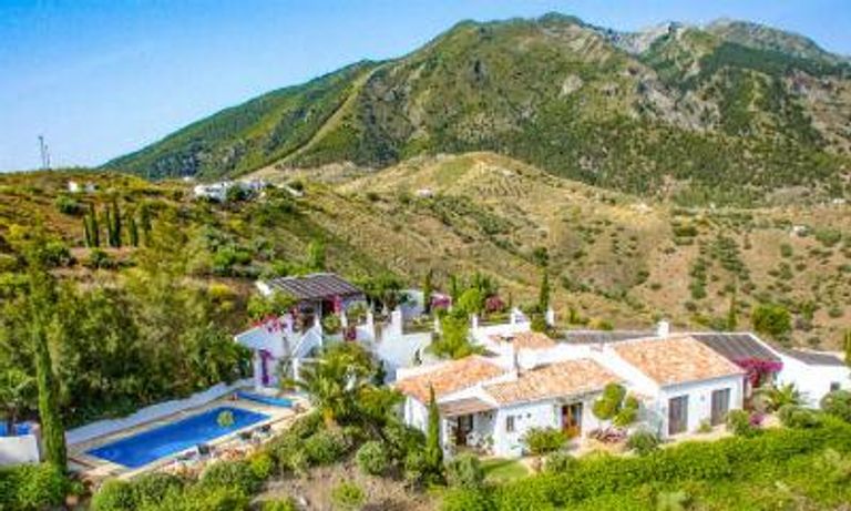 villa in rural location amongst mountains