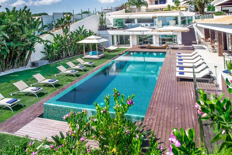 House with a pool and sunloungers in Portugal