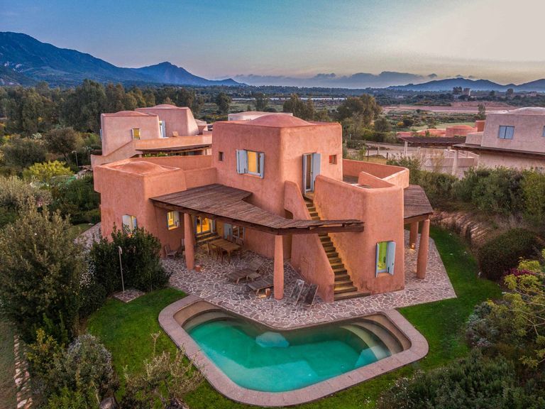 Pink villa in Italy